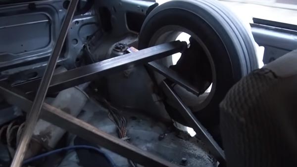 இப்படியொரு ஃபியாட் காரை இதுவரை நீங்கள் வாழ்வில் பார்த்திருக்கவே முடியாது..! ஏனா இதில் 8 வீல்கள்...