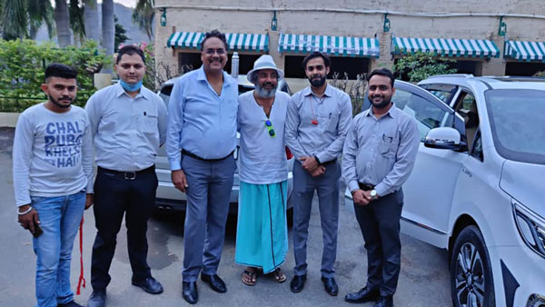 உல்லாச கப்பலுக்கு இணையான ஆடம்பர காரை வாங்கிய முன்னாள் கிரிக்கெட் வீரர்... நம்ம பிரதமர் சொன்னது கேக்கலையா சார்! 