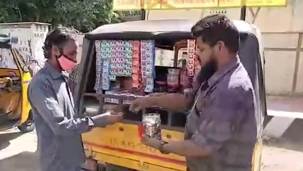 இது புதுசா இருக்கே... டபுள் வருமானம் பார்க்க சூப்பர் ஐடியா... கோவையை கலக்கும் கில்லாடி ஆட்டோ டிரைவர் இது புதுசா இருக்கே... டபுள் வருமானம் பார்க்க சூப்பர் ஐடியா... கோவையை கலக்கும் கில்லாடி ஆட்டோ டிரைவர்