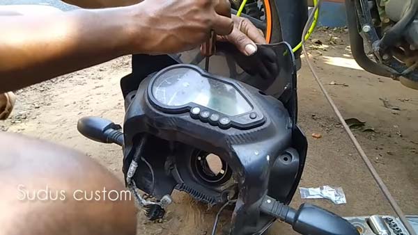 பஜாஜ் பல்சர் 220 எஃப் மாடலாக மாறிய பல்சர் 150... இதை மாற்றுவது இவ்ளோ சுலபமா? வீடியோ!