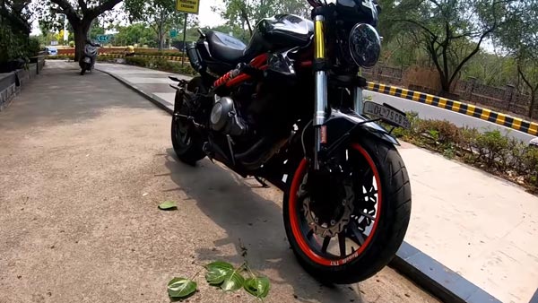 வெறும் ரூ.25 ஆயிரம் செலவில் டுகாட்டி மான்ஸ்டரின் தோற்றத்தை பெற்ற பெனெல்லி டிஎன்டி300 பைக்...