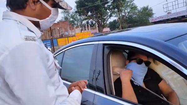 1 கோடி ரூபாய் காரில் வந்தவருக்கு அபராதம்! என்ன செய்தார்? என தெரிந்தால் விழுந்து விழுந்து சிரிப்பீங்க