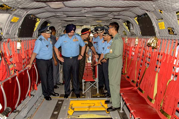 சீனாவுக்கு எதிராக களமாட தயார் நிலையில் சின்னூக் ஹெலிகாப்டர்கள்!