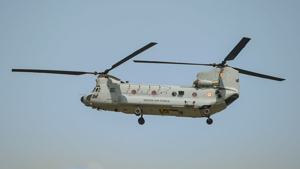 சீனாவுக்கு எதிராக களமாட தயார் நிலையில் சின்னூக் ஹெலிகாப்டர்கள்!