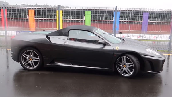 தந்தைக்கு பிறந்த நாள்! ஒரே நேரத்தில் இரு சூப்பர் கார்களை களமிறக்கிய மகன்... இதற்காக அவர் என்ன செய்தார் தெரியுமா?