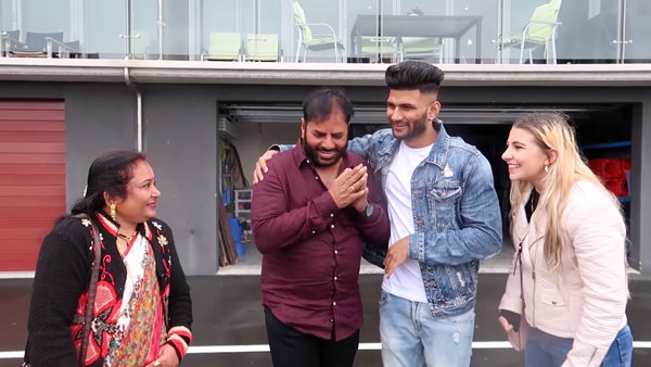 தந்தைக்கு பிறந்த நாள்! ஒரே நேரத்தில் இரு சூப்பர் கார்களை களமிறக்கிய மகன்... இதற்காக அவர் என்ன செய்தார் தெரியுமா?