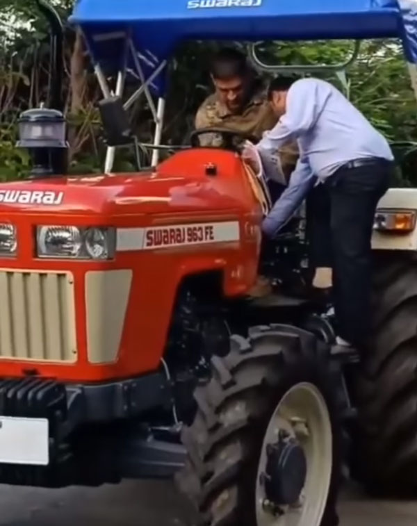 இளையராஜா இசை ஒலிக்க டிராக்டரில் கெத்தாக வந்திறங்கிய தல தோனி... அரிய வீடியோவை வெளியிட்ட சிஎஸ்கே!