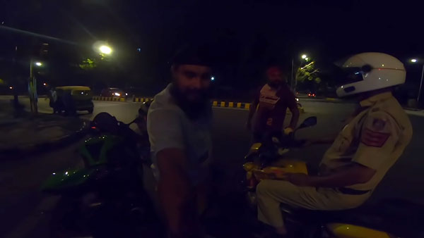 நிஞ்சா பைக்கை ரேஸுக்கு அழைத்த ஹோண்டா ஆக்டிவா... தலை, கால் புரியமால் ஆடிய இளைஞர்கள்! இதுதான் காரணமா?