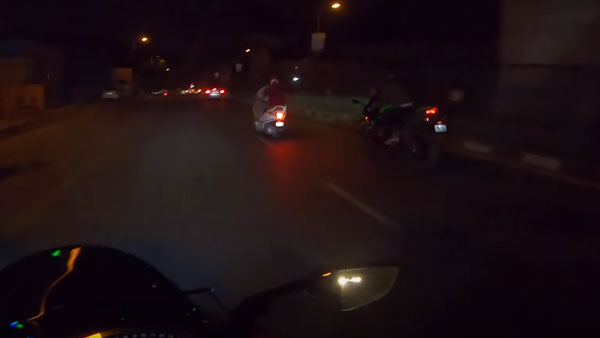 நிஞ்சா பைக்கை ரேஸுக்கு அழைத்த ஹோண்டா ஆக்டிவா... தலை, கால் புரியமால் ஆடிய இளைஞர்கள்! இதுதான் காரணமா?