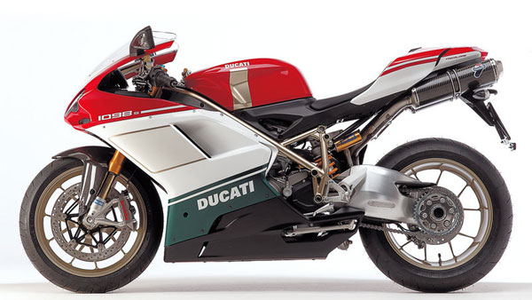 இது உங்க பைக்கானு கொஞ்சம் பாருங்க... கேட்பாரற்று கிடக்கும் ரூ.35 லட்சம் மதிப்புள்ள அரிய வகை பைக்! ஓஹோ இதுதான் காரணமா?