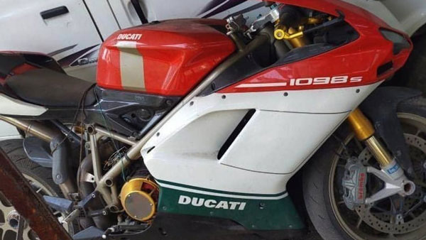 இது உங்க பைக்கானு கொஞ்சம் பாருங்க... கேட்பாரற்று கிடக்கும் ரூ.35 லட்சம் மதிப்புள்ள அரிய வகை பைக்! ஓஹோ இதுதான் காரணமா?