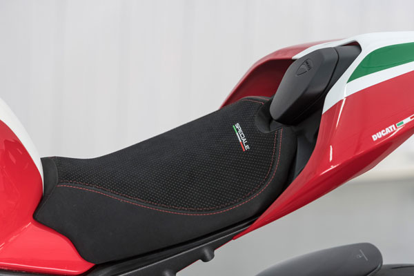 இது உங்க பைக்கானு கொஞ்சம் பாருங்க... கேட்பாரற்று கிடக்கும் ரூ.35 லட்சம் மதிப்புள்ள அரிய வகை பைக்! ஓஹோ இதுதான் காரணமா?