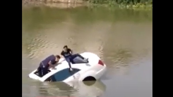 என்னாச்சு பார்த்தீங்களா... ரோடு காலியா இருந்தா வேகமா போகலாம்னு அர்த்தமில்லீங்க!