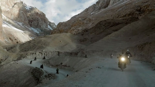 லடாக் பகுதியில் பைக்கில் செல்வதே இவ்வளவு ஆபத்தானதா...? இந்திய இராணுவ வீரர்கள் உண்மையில் கிரேட்...