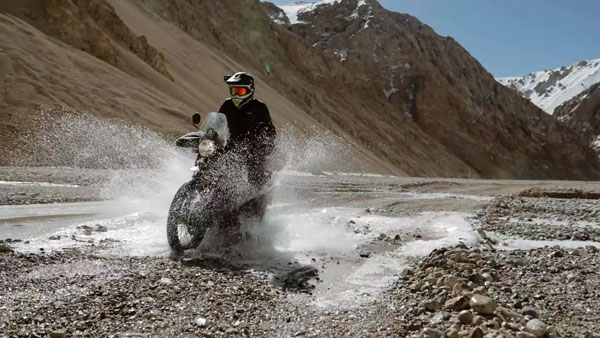 லடாக் பகுதியில் பைக்கில் செல்வதே இவ்வளவு ஆபத்தானதா...? இந்திய இராணுவ வீரர்கள் உண்மையில் கிரேட்...