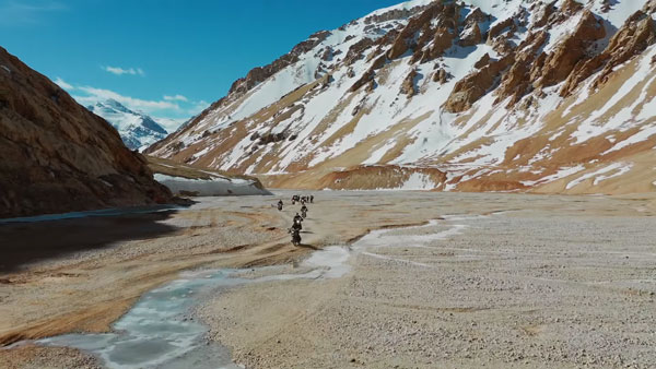 லடாக் பகுதியில் பைக்கில் செல்வதே இவ்வளவு ஆபத்தானதா...? இந்திய இராணுவ வீரர்கள் உண்மையில் கிரேட்...