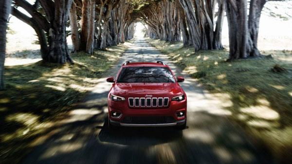 உலகளவில் பிரபலமான ஜீப் செரோக்கி மாடலுக்கா இந்த நிலைமை..? 91,000 கார்கள் திரும்ப அழைக்கப்படுகின்றன...