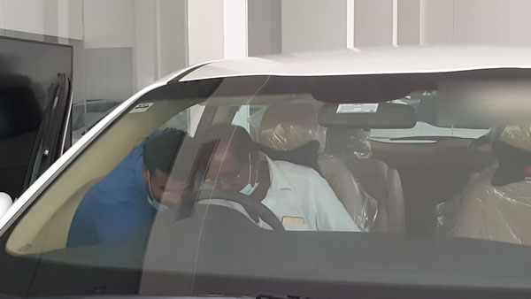 30 லட்ச ரூபாய் காரை டெலிவரி எடுத்த அடுத்த வினாடியே நடந்த சம்பவம்... வீடியோ பாக்கறப்பவே ஒடம்பு ஒதறுது