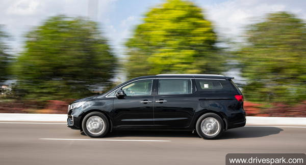 30 லட்ச ரூபாய் காரை டெலிவரி எடுத்த அடுத்த வினாடியே நடந்த சம்பவம்... வீடியோ பாக்கறப்பவே ஒடம்பு ஒதறுது