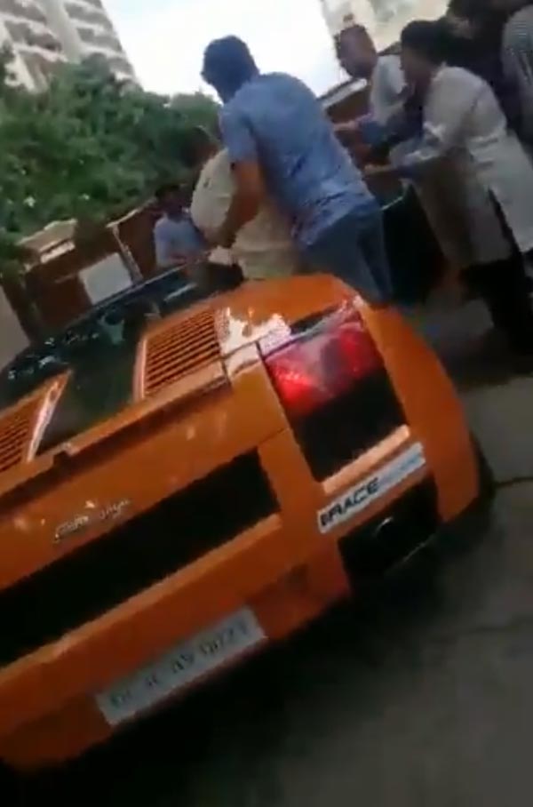 யாரை குற்றம் சொல்லுவது... விலையுயர்ந்த சூப்பர் காரில் கெத்தாக வலம் வந்தவருக்கு தர்ம அடி! ஏன் தெரியுமா?