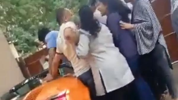 யாரை குற்றம் சொல்லுவது... விலையுயர்ந்த சூப்பர் காரில் கெத்தாக வலம் வந்தவருக்கு தர்ம அடி! ஏன் தெரியுமா?