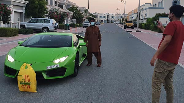 மாம்பழங்களை டெலிவரி செய்ய சூப்பர் கார்... விலையை பாத்து மயக்கம் போட்றாதீங்க... அவ்ளோ காஸ்ட்லி...