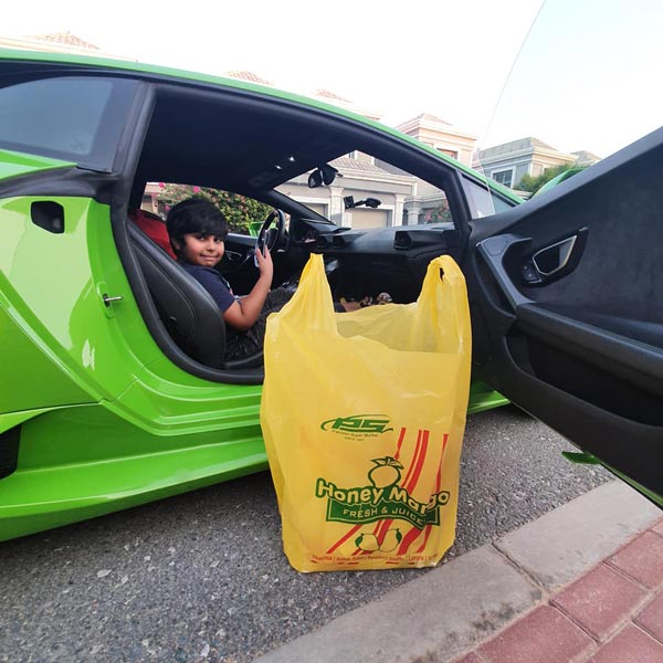 மாம்பழங்களை டெலிவரி செய்ய சூப்பர் கார்... விலையை பாத்து மயக்கம் போட்றாதீங்க... அவ்ளோ காஸ்ட்லி...