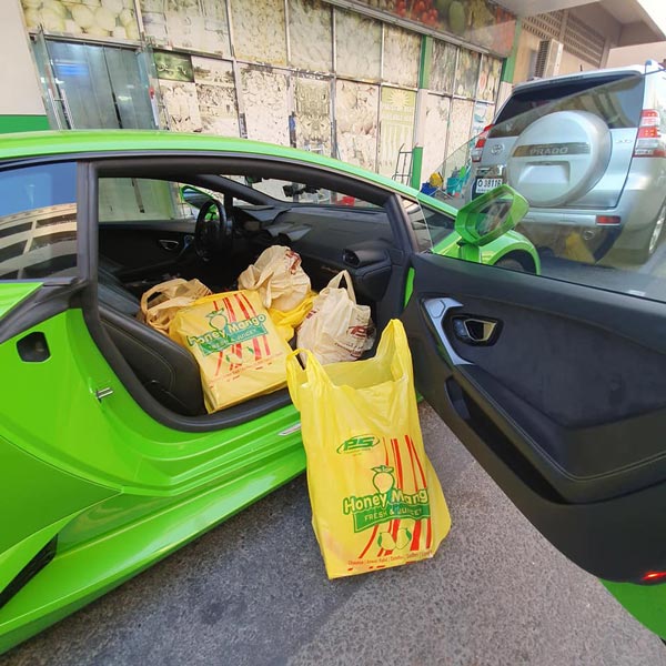 மாம்பழங்களை டெலிவரி செய்ய சூப்பர் கார்... விலையை பாத்து மயக்கம் போட்றாதீங்க... அவ்ளோ காஸ்ட்லி...