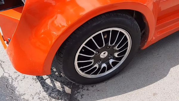 80s-90s மட்டுமில்ல 2K கிட்ஸ்களும் கொடுத்து வைத்தவர்களே... இந்த காரை இப்படியொரு ஸ்டைலில் பார்க்கவே முடியாது..!