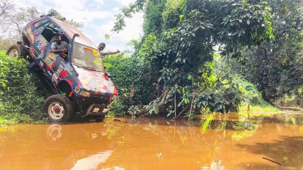 மான்ஸ்டராக உருமாறிய இந்தியர்களின் ஃபேவரிட் கார்... இது என்ன கார்னு கண்டுபிடிக்க முடிகிறதா? வீடியோ!