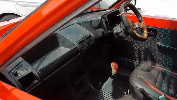 80s-90s மட்டுமில்ல 2K கிட்ஸ்களும் கொடுத்து வைத்தவர்களே... இந்த காரை இப்படியொரு ஸ்டைலில் பார்க்கவே முடியாது..!