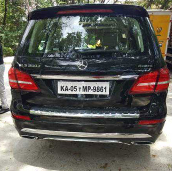 1 கோடி ரூபாய் மதிப்புள்ள சொகுசு காரில் தொழிலதிபர் செய்த காரியம்... என்னனு தெரிஞ்சா கடுப்பாயிருவீங்க