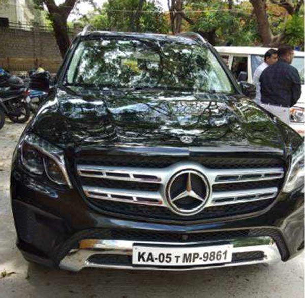 1 கோடி ரூபாய் மதிப்புள்ள சொகுசு காரில் தொழிலதிபர் செய்த காரியம்... என்னனு தெரிஞ்சா கடுப்பாயிருவீங்க