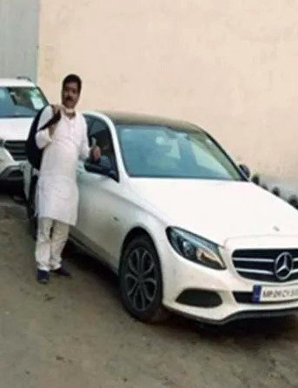 பென்ஸ் காரை ரோட்டில் நிறுத்தி விட்டு மாட்டு வண்டியில் ஆபீஸ் போன தொழிலதிபர்! எல்லாரும் ஆடிப்போய்டாங்க