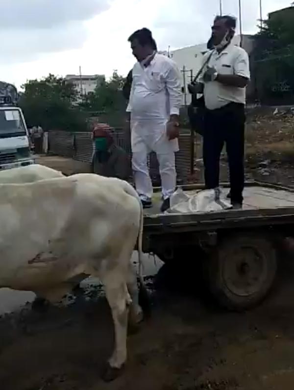 பென்ஸ் காரை ரோட்டில் நிறுத்தி விட்டு மாட்டு வண்டியில் ஆபீஸ் போன தொழிலதிபர்! எல்லாரும் ஆடிப்போய்டாங்க