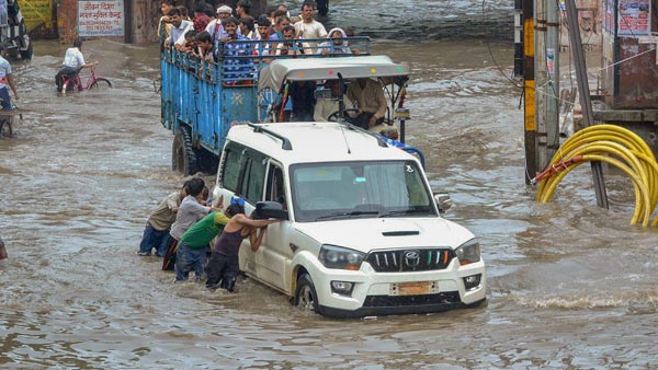 என்னதான் விலையுயர்ந்த காரா இருந்தாலும் இதெல்லாம் கொஞ்சம் ஓவருங்க... சொகுசு காரை நடைமேடையில் இயக்கிய இளைஞர்... ஏன் தெரிஞ்சா கொந்தளிச்சிருவீங்க!