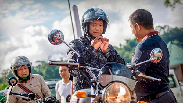 பிரபல அரசியல்வாதிகளின் இந்த செயல் உங்களை ஆச்சரியத்தில் மூழ்கடிக்கலாம்... இவர்களா இப்படி பிரம்மிப்பா இருக்கே!