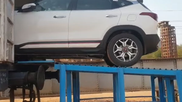 சரக்கு இரயிலில் டெல்லிக்கு சென்ற செல்டோஸ் கார்கள்... புதிய போக்குவரத்து முயற்சியில் இறங்கிய கியா...