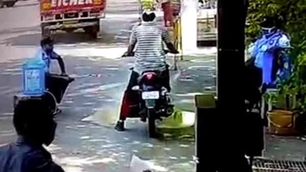 சானிட்டைசர்களால் இப்படி ஒரு ஆபத்தா..? நீங்க துளியளவும் இதை எதிர்பார்த்திருக்க மாட்டீங்க... வீடியோ!