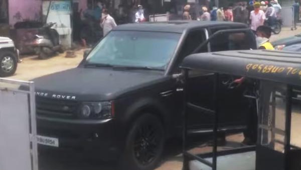 கெத்தான பாடகரை விலையுயர்ந்த காருடன் கொத்தாக தூக்கிய காவல்துறை... காரணத்தை கேட்டு மிரண்ட ரசிகர்கள்!