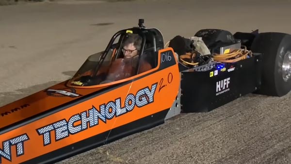 உலகிலேயே இதுதான் முதல் முறை... இதுமாதிரியான ஓர் சாகசத்தை எந்தவொரு காரும் செய்ததில்லை!