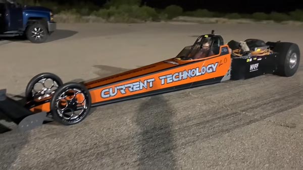 உலகிலேயே இதுதான் முதல் முறை... இதுமாதிரியான ஓர் சாகசத்தை எந்தவொரு காரும் செய்ததில்லை!