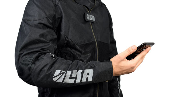 இந்த ரைடிங் ஜாக்கெட்டை இப்படியும் பயன்படுத்த முடியுமா? அட்டகாசமே இருக்கே... நாமும் ஒன்னு வாங்கிக்கலாமா! 