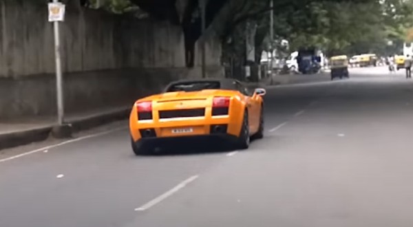 யாரை குற்றம் சொல்லுவது... விலையுயர்ந்த சூப்பர் காரில் கெத்தாக வலம் வந்தவருக்கு தர்ம அடி! ஏன் தெரியுமா?