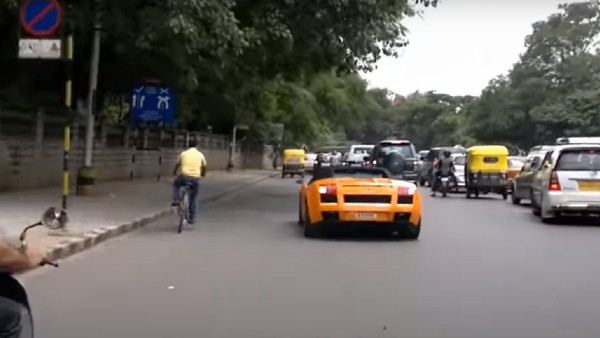 யாரை குற்றம் சொல்லுவது... விலையுயர்ந்த சூப்பர் காரில் கெத்தாக வலம் வந்தவருக்கு தர்ம அடி! ஏன் தெரியுமா?