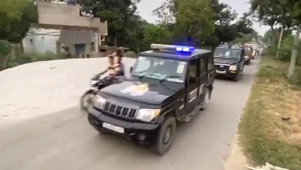 கான்வாய்ல போனது ஒரு குத்தமா... போலீஸார்களை கொத்தாக பணியிடை நீக்கம் செய்த காவல்துறை! இதுக்கு வேறொரு காரணம் இருக்கு!