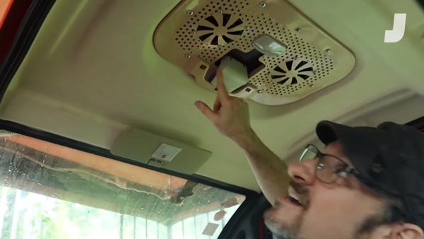 செல்போனை விட ரேட் கம்மி... உலகின் விலை குறைவான கார் இதுதான்... எவ்ளோனு தெரிஞ்சா அசந்து போயிருவீங்க