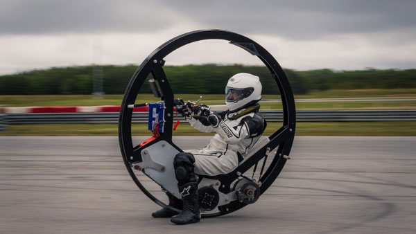 உலகின் மிக வேகமான ஒற்றை வீல் மின் வாகனம்! நம்ம ஹீரோ எலெக்ட்ரிக் ஸ்கூட்டர்களுக்கு டஃப் கொடுக்கும் வேகம்...