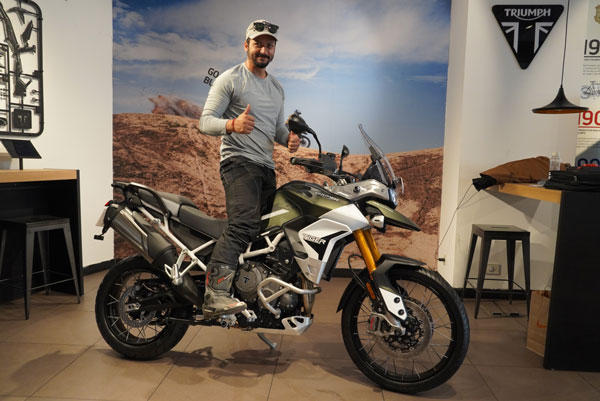 2020 ட்ரையம்ப் டைகர்900-ன் டெலிவிரிகள் துவங்கின.. வீட்டிற்கு ஓட்டிசென்ற உரிமையாளர்கள் இவர்கள்தான்...