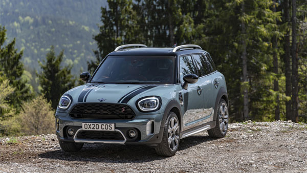 மகளுடன் அவசர அவசரமாக விலையுயர்ந்த காரில் புறப்பட்ட சுரேஷ் ரெய்னா... ஏன் தெரிஞ்சா திட்டிபுடுவீங்க!